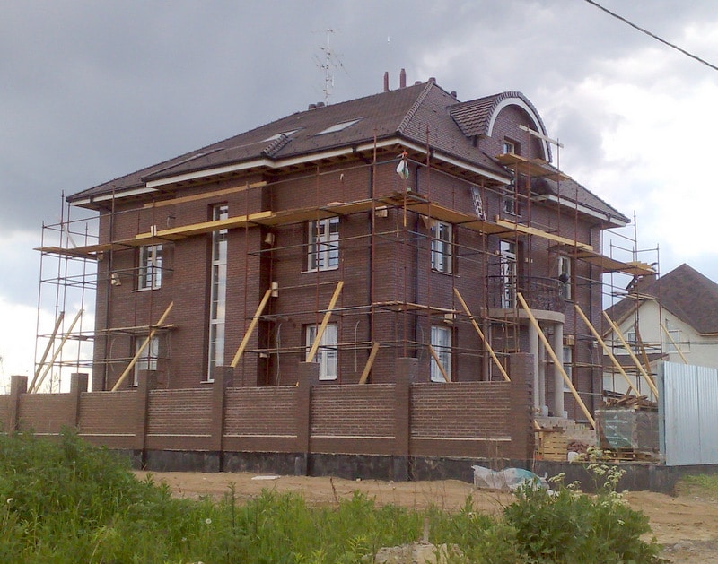 Дом под наружной отделкой.